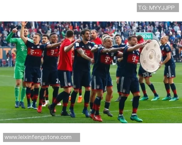 世界杯焦点战拜仁逆转曼联争议判罚引发全场热议