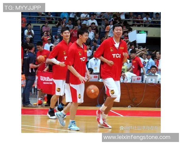 姚明遭遇裁判拦路事件引发热议球迷对裁判判罚表示不满