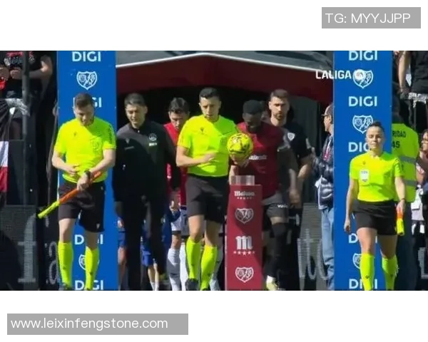 英超激战波尔图与巴萨战成平局帽子戏法引发争议判罚热议