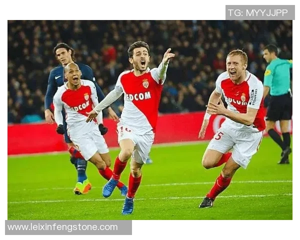 意甲激战：巴黎圣日耳曼狂胜本菲卡四球大捷引发全场热烈反响