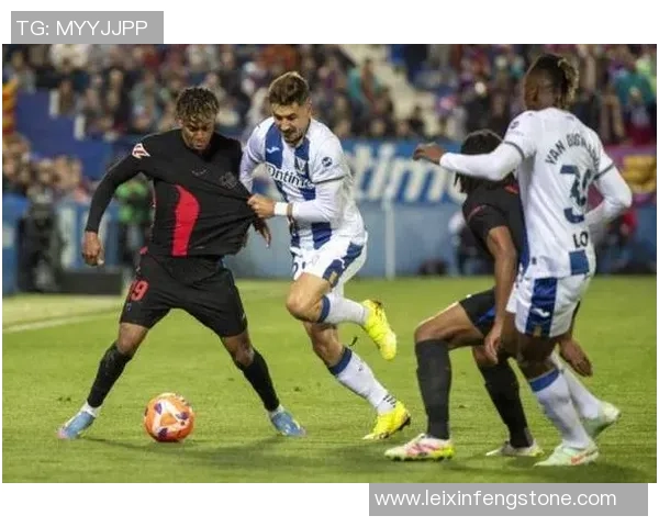 西甲盛宴切尔西狂胜拜仁五球大捷乌龙球引发全场欢呼与转会猜想